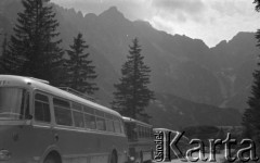 1962, Tatry, Polska. 
Autokary w dolinie.
Fot. Irena Jarosińska, zbiory Ośrodka KARTA.