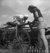 Lata 60.-70., Polska. 
Wyładowywanie kajaku, okolice jeziora Augustowskiego. 
Fot. Irena Jarosińska, zbiory Ośrodka KARTA
