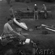 Lata 60.-70., Augustów, Polska. 
Jezioro augustowskie - spływ kajakowy. Na pierwszym planie Stanisław Pieniążek. 
Fot. Irena Jarosińska, zbiory Ośrodka KARTA