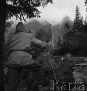 1962, Hala Gąsienicowa, Tatry, Polska. 
Malarz przy sztalugach.
Fot. Irena Jarosińska, zbiory Ośrodka KARTA.