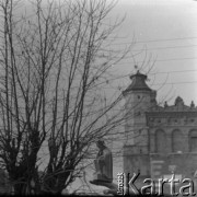 Lata 60., Sandomierz, Polska.
Rynek, w głębi Ratusz.
Fot. Irena Jarosińska, zbiory Ośrodka KARTA.