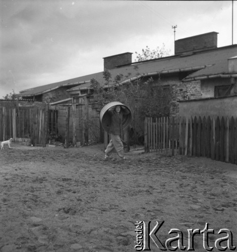 lata 70-te, Annopol, Warszawa, Polska
Chłopiec idzie z balią na głowie
Fot. Irena Jarosińska, zbiory Ośrodka KARTA