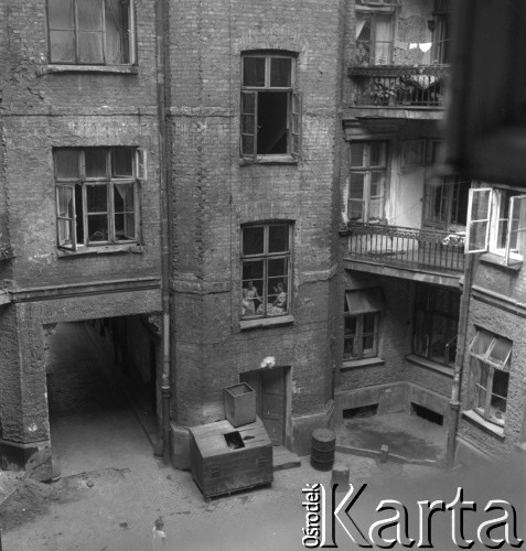 lata 60-te, Warszawa, Polska
Widok z okna mieszkania-pracowni fotografki Ireny Jarosińskiej przy ulicy Świerczewskiego 61 (obecnie Aleja Solidarności)
Fot. Irena Jarosińska, zbiory Ośrodka KARTA