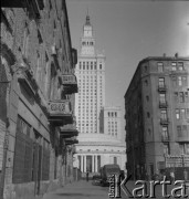 po 1955, Warszawa, Polska.
Widok na Pałac Kultury i Nauki z ulicy Złotej. 
Fot. Irena Jarosińska, zbiory Ośrodka KARTA