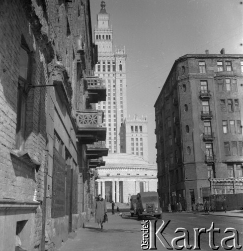 po 1955, Warszawa, Polska.
Widok na Pałac Kultury i Nauki z ulicy Złotej. 
Fot. Irena Jarosińska, zbiory Ośrodka KARTA