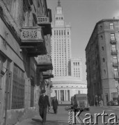 po 1955, Warszawa, Polska.
Widok na Pałac Kultury i Nauki z ulicy Złotej. 
Fot. Irena Jarosińska, zbiory Ośrodka KARTA