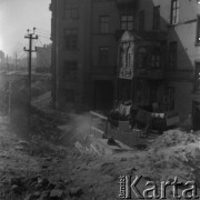 lata 50-te, Warszawa, Polska 
Podwórze kamienicy przy ulicy Twardej 29, po wyburzeniu ruin zabudowy ulicy Pańskiej 
Fot. Irena Jarosińska, zbiory Ośrodka KARTA