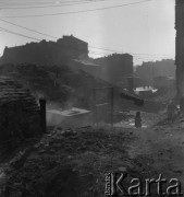 lata 50-te, Warszawa, Polska 
Podwórze kamienicy przy ulicy Twardej 29, po wyburzeniu ruin zabudowy ulicy Pańskiej 
Fot. Irena Jarosińska, zbiory Ośrodka KARTA