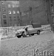 lata 50. lub 60., Warszawa, Polska
Warszawska ulica
Fot. Irena Jarosińska, zbiory Ośrodka KARTA