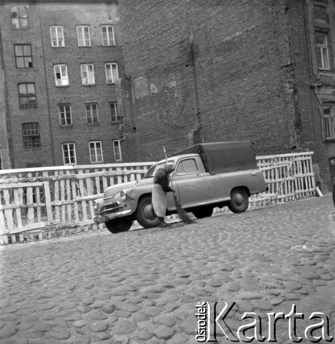 lata 50. lub 60., Warszawa, Polska
Warszawska ulica
Fot. Irena Jarosińska, zbiory Ośrodka KARTA