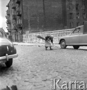 lata 50. lub 60., Warszawa, Polska
Warszawska ulica
Fot. Irena Jarosińska, zbiory Ośrodka KARTA