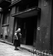 lata 50. lub 60., Warszawa, Polska
Warszawska ulica
Fot. Irena Jarosińska, zbiory Ośrodka KARTA