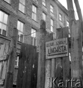 lata 50. lub 60., Warszawa, Polska
Warszawska ulica - wejście do szkoły Lingwista.
Fot. Irena Jarosińska, zbiory Ośrodka KARTA