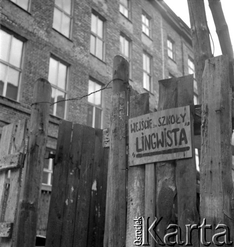 lata 50. lub 60., Warszawa, Polska
Warszawska ulica - wejście do szkoły Lingwista.
Fot. Irena Jarosińska, zbiory Ośrodka KARTA