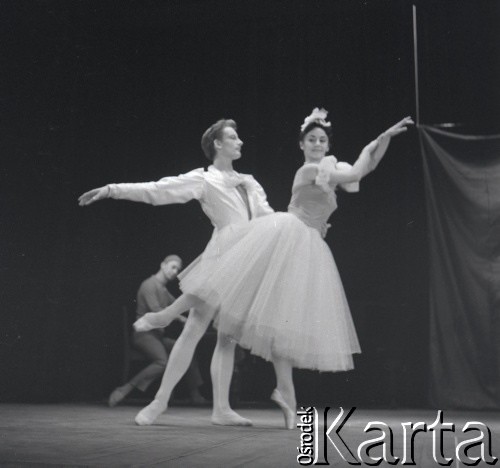 lata 60-te, Warszawa, Polska
Tancerka Barbara Bittnerówna z partnerem scenicznym na deskach Operetki Warszawskiej.
Fot. Irena Jarosińska, zbiory Ośrodka KARTA.