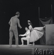 lata 60-te, Warszawa, Polska
Tancerka Barbara Bittnerówna z partnerem scenicznym na deskach Operetki Warszawskiej.
Fot. Irena Jarosińska, zbiory Ośrodka KARTA.