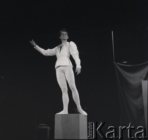 lata 60-te, Warszawa, Polska
Tancerz na scenie Operetki Warszawskiej
Fot. Irena Jarosińska, zbiory Ośrodka KARTA.