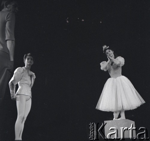 lata 60-te, Warszawa, Polska
Tancerka Barbara Bittnerówna z partnerem scenicznym na deskach Operetki Warszawskiej.
Fot. Irena Jarosińska, zbiory Ośrodka KARTA.