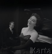 lata 60-te, Warszawa, Polska
Tancerka Barbara Bittnerówna z partnerem scenicznym na deskach Operetki Warszawskiej.
Fot. Irena Jarosińska, zbiory Ośrodka KARTA.