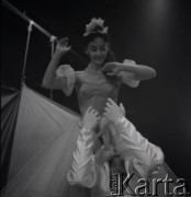 lata 60-te, Warszawa, Polska
Tancerka Barbara Bittnerówna z partnerem scenicznym na deskach Operetki Warszawskiej.
Fot. Irena Jarosińska, zbiory Ośrodka KARTA.