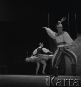 lata 60-te, Warszawa, Polska
Tancerka Barbara Bittnerówna z partnerem scenicznym na deskach Operetki Warszawskiej.
Fot. Irena Jarosińska, zbiory Ośrodka KARTA.