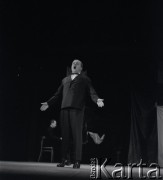 lata 60-te, Warszawa, Polska
Próba na deskach Operetki Warszawskiej - śpiewak operetkowy.
Fot. Irena Jarosińska, zbiory Ośrodka KARTA.