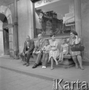 1965, Warszawa, Polska
Poeta, satyryk i aforysta Stanisław Jerzy Lec na rynku starego Miasta.
Fot. Irena Jarosińska, zbiory Ośrodka KARTA