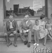 1965, Warszawa, Polska
Poeta, satyryk i aforysta Stanisław Jerzy Lec na rynku Starego Miasta.
Fot. Irena Jarosińska, zbiory Ośrodka KARTA