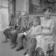 1965, Warszawa, Polska
Poeta, satyryk i aforysta Stanisław Jerzy Lec na rynku Starego Miasta.
Fot. Irena Jarosińska, zbiory Ośrodka KARTA