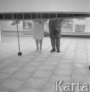 1965, Warszawa, Polska
Poeta, satyryk i aforysta Stanisław Jerzy Lec w towarzystwie kobiety przy fotoplastikonie.
Fot. Irena Jarosińska, zbiory Ośrodka KARTA
