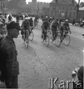 1950-1956, Warszawa, Polska
Wyścig Pokoju - reprezentanci NRD na trasie przejazdu. W głębi widać Pałac pod Blachą z portretem Bolesława Bieruta.
Fot. Irena Jarosińska, zbiory Ośrodka KARTA