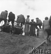 1950-1956, Warszawa, Polska
Wyścig Pokoju - warszawiacy obserwują rywalizację na trasie W-Z
Fot. Irena Jarosińska, zbiory Ośrodka KARTA