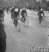 1950-1956, Warszawa, Polska
Wyścig Pokoju - kolarze na trasie przejazdu. W głębi widać Pałac pod Blachą z portretem Bolesława Bieruta.
Fot. Irena Jarosińska, zbiory Ośrodka KARTA