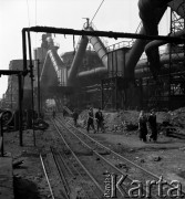 sierpień 1952, Bytom, Polska
Huta Bobrek - pracownicy kończą swoją zmianę. 
Fot. Irena Jarosińska, zbiory Ośrodka KARTA