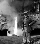 sierpień 1952, Bytom, Polska
Huta Bobrek - hutnik-przodownik przy kadzi. 
Fot. Irena Jarosińska, zbiory Ośrodka KARTA