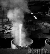 sierpień 1952, Bytom, Polska
Huta Bobrek - kadź z surówką. 
Fot. Irena Jarosińska, zbiory Ośrodka KARTA