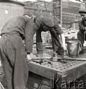 sierpień 1952, Bytom, Polska
Huta Bobrek - hutnicy przy pracy. 
Fot. Irena Jarosińska, zbiory Ośrodka KARTA