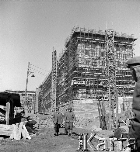 marzec 1952, Warszawa, Polska
Marszałkowska Dzielnica Mieszkaniowa (MDM) - budynek z rusztowaniami. 
Fot. Irena Jarosińska, zbiory Ośrodka KARTA