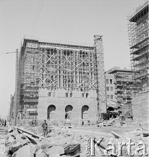 marzec 1952, Warszawa, Polska
Marszałkowska Dzielnica Mieszkaniowa (MDM)  - budynek przy ul. Pięknej 28-34
Fot. Irena Jarosińska, zbiory Ośrodka KARTA