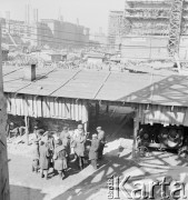 marzec 1952, Warszawa, Polska
Marszałkowska Dzielnica Mieszkaniowa (MDM) - robotnicy na Placu Konstytucji. 
Fot. Irena Jarosińska, zbiory Ośrodka KARTA