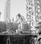 marzec 1952, Warszawa, Polska
Marszałkowska Dzielnica Mieszkaniowa (MDM)- murarz na placu budowy. 
Fot. Irena Jarosińska, zbiory Ośrodka KARTA