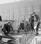 marzec 1952, Warszawa, Polska
Marszałkowska Dzielnica Mieszkaniowa (MDM) - zbrojarze na placu budowy 
Fot. Irena Jarosińska, zbiory Ośrodka KARTA