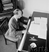 lata 50-te, Warszawa, Polska.
Kompozytor Witold Lutosławski 
Fot. Irena Jarosińska, zbiory Ośrodka KARTA