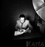lata 50-te, Warszawa, Polska
Przodownik z FSO p. Gwiazda czyta radziecką gazetę. 
Fot. Irena Jarosińska, zbiory Ośrodka KARTA