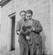 1952, Polska
Robotnicy przed drzwiami Rady Zakładowej czytają radziecką gazetę o mechanizacji rolnictwa
Fot. Irena Jarosińska, zbiory Ośrodka KARTA