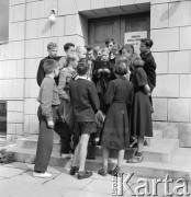 1952, Polska
Dzieci czytają nowouchwaloną Konstytucję PRL.
Fot. Irena Jarosińska, zbiory Ośrodka KARTA