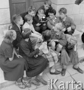 1952, Polska
Dzieci czytają nowouchwaloną Konstytucję PRL.
Fot. Irena Jarosińska, zbiory Ośrodka KARTA