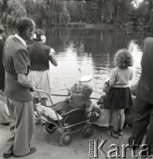 lata 50-te, Warszawa, Polska
Dzieci nad stawem z łabędziami
Fot. Irena Jarosińska, zbiory Ośrodka KARTA
