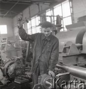 1952, Bydgoszcz, Polska
Pomorskie Zakłady Budowy Maszyn - ślusarz maszynowy Arkadiusz Klaban
Fot. Irena Jarosińska, zbiory Ośrodka KARTA