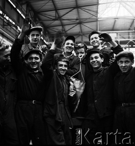 1952, Bydgoszcz, Polska
Pomorskie Zakłady Budowy Maszyn - członkowie brygady Hanki Sawickiej z proporczykiem za wykonanie 200% normy.
Fot. Irena Jarosińska, zbiory Ośrodka KARTA